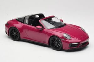 Porsche 911 992 Targa 4 GTS Rubystar Minichamps 1:18 155061066 Metal - imagem 4 de 6