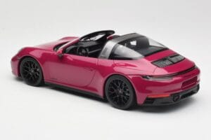Porsche 911 992 Targa 4 GTS Rubystar Minichamps 1:18 155061066 Metal - imagem 5 de 6