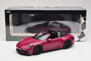 Porsche 911 992 Targa 4 GTS Rubystar Minichamps 1:18 155061066 Metal - imagem 6 de 6