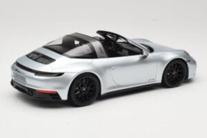 Porsche 911 992 Targa 4 GTS Prata Minichamps 1:18 155061061 Metal - imagem 2 de 6