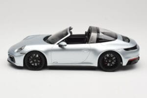 Porsche 911 992 Targa 4 GTS Prata Minichamps 1:18 155061061 Metal - imagem 3 de 6