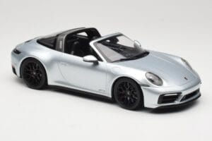Porsche 911 992 Targa 4 GTS Prata Minichamps 1:18 155061061 Metal - imagem 4 de 6