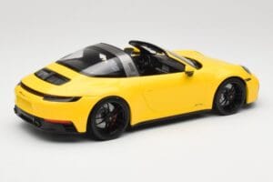 Porsche 911 992 Targa 4 GTS Amarelo Minichamps 1:18 153061064 Metal - imagem 2 de 6