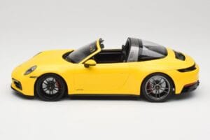 Porsche 911 992 Targa 4 GTS Amarelo Minichamps 1:18 153061064 Metal - imagem 3 de 6