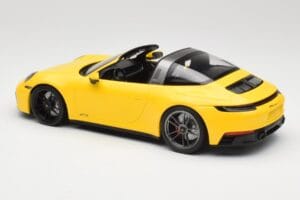Porsche 911 992 Targa 4 GTS Amarelo Minichamps 1:18 153061064 Metal - imagem 5 de 6