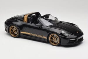 Porsche 911 992 Targa Porsche Design Preto & Dourado Concept Minichamps 1:18 PORSCHE001 Metal - imagem 4 de 6