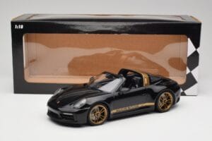Porsche 911 992 Targa Porsche Design Preto & Dourado Concept Minichamps 1:18 PORSCHE001 Metal - imagem 6 de 6