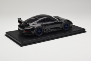 Porsche 911 992 TechArt GTstreet R Preto Com Jantes Azuis TechArt 1:18 REMC009 Resina - imagem 3 de 6