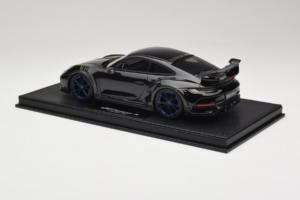 Porsche 911 992 TechArt GTstreet R Preto Com Jantes Azuis TechArt 1:18 REMC009 Resina - imagem 5 de 6