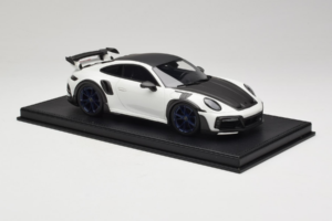 Porsche 911 992 TechArt GTstreet R Branco Com Jantes Azuis TechArt 1:18 REMC014 Resina - imagem 4 de 6