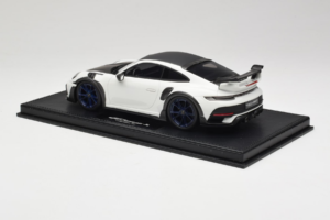 Porsche 911 992 TechArt GTstreet R Branco Com Jantes Azuis TechArt 1:18 REMC014 Resina - imagem 5 de 6