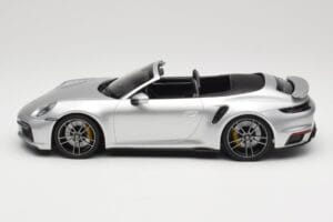 Porsche 911 992 Turbo S Cabriolet Prateado Minichamps 1:18 155069082 Metal - imagem 3 de 6