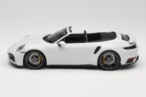 Porsche 911 992 Turbo S Cabriolet White Metallic Minichamps 1:18 155069080 Metal - imagem 3 de 6