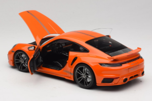 Porsche 911 992 Turbo S Coupe Sport Design Laranja Minichamps 1:18 113069074 Metal - imagem 5 de 8