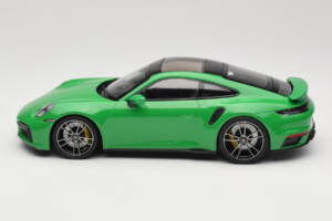 Porsche 911 992 Turbo S Verde Minichamps 1:18 153069077 Metal - imagem 3 de 6