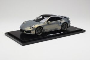 Porsche 911 Turbo S 992 Silver Bamboo Chromaflire With Display Case Spark 1:18 WAP0219100RTSS Resina - imagem 2 de 7