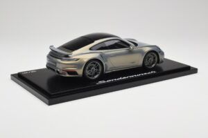 Porsche 911 Turbo S 992 Silver Bamboo Chromaflire With Display Case Spark 1:18 WAP0219100RTSS Resina - imagem 3 de 7
