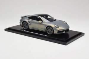 Porsche 911 Turbo S 992 Silver Bamboo Chromaflire With Display Case Spark 1:18 WAP0219100RTSS Resina - imagem 4 de 7