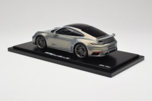 Porsche 911 Turbo S 992 Silver Bamboo Chromaflire With Display Case Spark 1:18 WAP0219100RTSS Resina - imagem 5 de 7