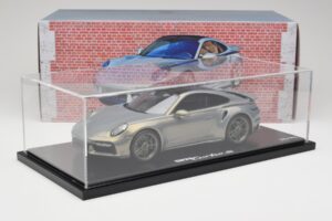 Porsche 911 Turbo S 992 Silver Bamboo Chromaflire With Display Case Spark 1:18 WAP0219100RTSS Resina - imagem 7 de 7