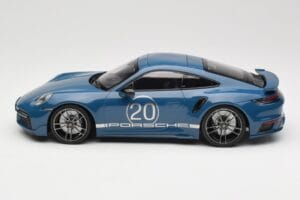 Porsche 911 992 Turbo S Sport Design Package Gentian Blue Metallic Minichamps 1:18 155069170 Metal - imagem 3 de 6