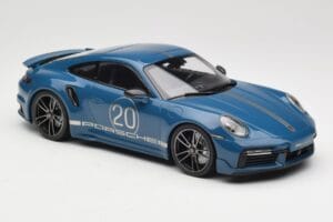 Porsche 911 992 Turbo S Sport Design Package Gentian Blue Metallic Minichamps 1:18 155069170 Metal - imagem 4 de 6