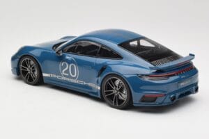 Porsche 911 992 Turbo S Sport Design Package Gentian Blue Metallic Minichamps 1:18 155069170 Metal - imagem 5 de 6