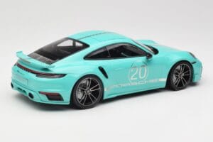 Porsche 911 992 Turbo S Sport Design Package Racing Green Minichamps 1:18 155069175 Metal - imagem 2 de 6