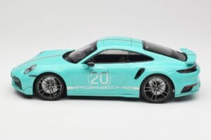 Porsche 911 992 Turbo S Sport Design Package Racing Green Minichamps 1:18 155069175 Metal - imagem 3 de 6