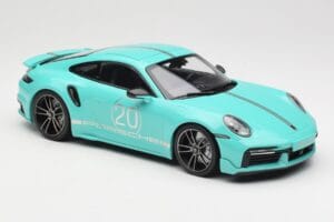 Porsche 911 992 Turbo S Sport Design Package Racing Green Minichamps 1:18 155069175 Metal - imagem 4 de 6