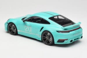 Porsche 911 992 Turbo S Sport Design Package Racing Green Minichamps 1:18 155069175 Metal - imagem 5 de 6