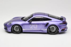 Porsche 911 992 Turbo S Sport Design Package Viola Metallic Minichamps 1:18 155069174 Metal - imagem 3 de 6