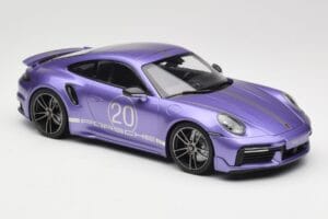 Porsche 911 992 Turbo S Sport Design Package Viola Metallic Minichamps 1:18 155069174 Metal - imagem 4 de 6