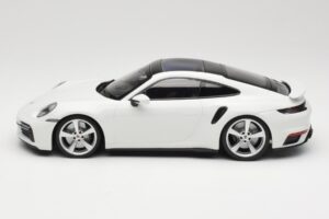 Porsche 911 Turbo S 992 Branco Minichamps 1:18 WAP0211620RTRB Metal - imagem 3 de 6