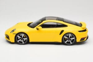 Porsche 911 992 Turbo S Amarelo Minichamps 1:18 155069071 Metal - imagem 3 de 6