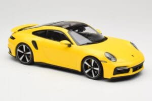 Porsche 911 992 Turbo S Amarelo Minichamps 1:18 155069071 Metal - imagem 4 de 6
