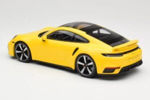 Porsche 911 992 Turbo S Amarelo Minichamps 1:18 155069071 Metal - imagem 5 de 6