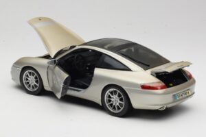 Porsche 911 996 Carrera 4S Prateado Maisto 1:18 WAP02102212 Metal - imagem 5 de 8