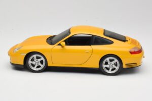 Porsche 911 996 Carrera 4S Amarelo Maisto 1:18 WAP02101610 Metal - imagem 4 de 8