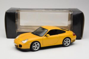 Porsche 911 996 Carrera 4S Amarelo Maisto 1:18 WAP02101610 Metal - imagem 8 de 8