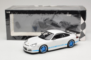 Porsche 911 996 GT3 RS Branco Faixas Azuis Minichamps 1:18 155062021 Metal - imagem 6 de 6