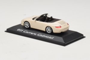 Porsche 911 997 Carrera Cabriolet Branco Minichamps 1:43 WAP02001118 Metal - imagem 3 de 5