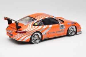 Porsche 911 997 GT3 R #88 Porsche Consulting 2005 AUTOart 1:18 77821 Metal - imagem 3 de 8
