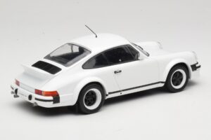 Porsche 911 SC GT Race Version IXO 1:18 18CMC007 Metal - imagem 2 de 6