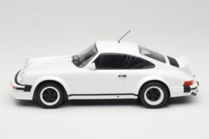 Porsche 911 SC GT Race Version IXO 1:18 18CMC007 Metal - imagem 3 de 6