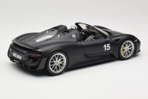 Porsche 918 Spyder Weissach Package Matt Black Minichamps 1:18 110062444 Metal - imagem 3 de 8