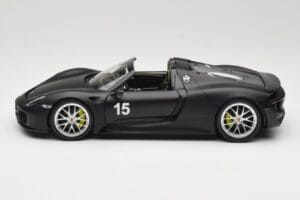 Porsche 918 Spyder Weissach Package Matt Black Minichamps 1:18 110062444 Metal - imagem 4 de 8