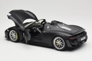 Porsche 918 Spyder Weissach Package Matt Black Minichamps 1:18 110062444 Metal - imagem 5 de 8