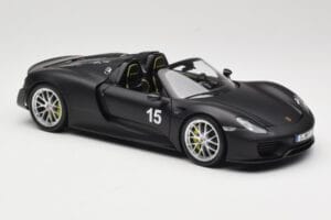 Porsche 918 Spyder Weissach Package Matt Black Minichamps 1:18 110062444 Metal - imagem 6 de 8