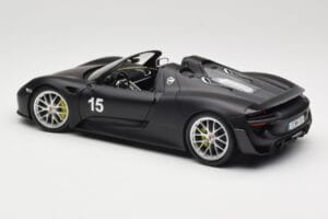 Porsche 918 Spyder Weissach Package Matt Black Minichamps 1:18 110062444 Metal - imagem 7 de 8